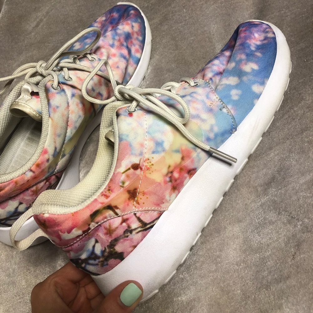 Nike roshe size 7 limited one cherry blossom